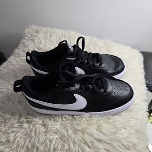 Nike Kids Black and White Sneakers Youth 7 Or Womens 8.5